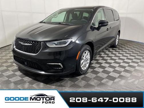 Brilliant Black Crystal Pearlcoat 2023 Chrysler Pacifica TOURING L