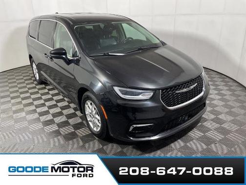 Brilliant Black Crystal Pearlcoat 2023 Chrysler Pacifica TOURING L