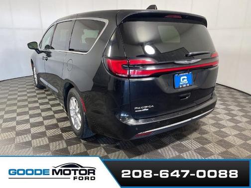 Brilliant Black Crystal Pearlcoat 2023 Chrysler Pacifica TOURING L