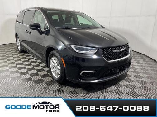 Brilliant Black Crystal Pearlcoat 2023 Chrysler Pacifica TOURING L