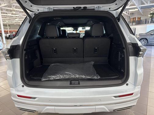 iridescent white tricoat 2026 Buick Enclave Avenir FWD