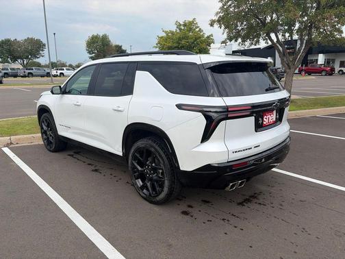 Iridescent Pearl Tricoat 2024 Chevrolet Traverse RS