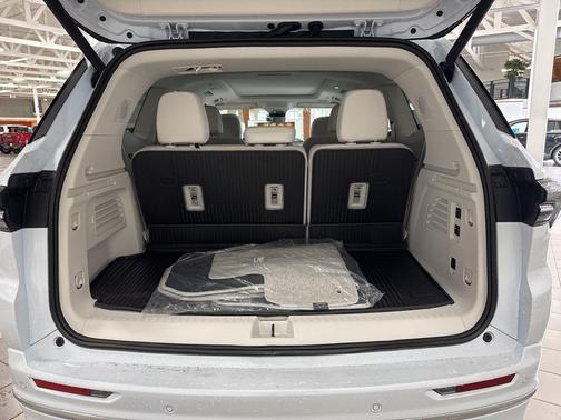 iridescent white tricoat 2026 Buick Enclave Avenir FWD