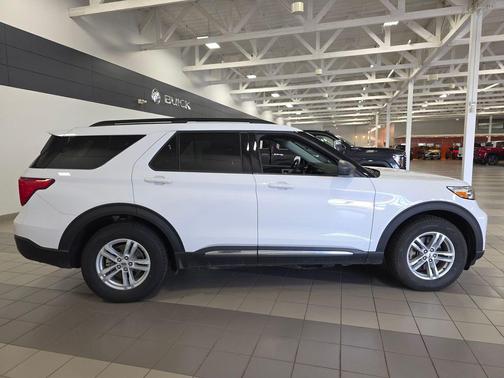 Oxford White 2021 Ford Explorer XLT