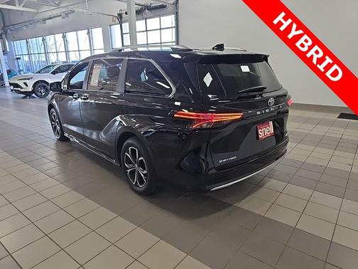 2025 Toyota Sienna Platinum