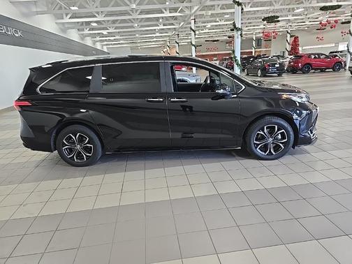 2025 Toyota Sienna Platinum