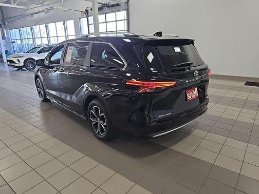 2025 Toyota Sienna Platinum