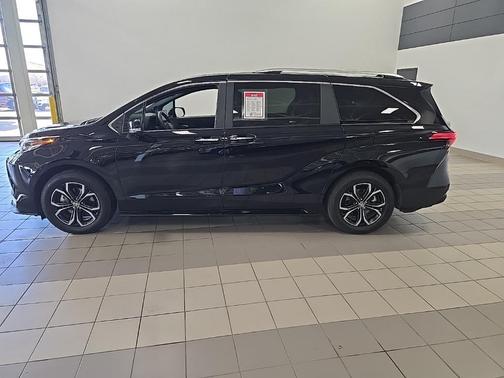 2025 Toyota Sienna Platinum