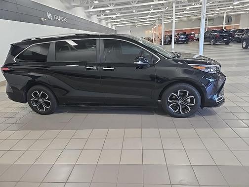 2025 Toyota Sienna Platinum 7 Passenger