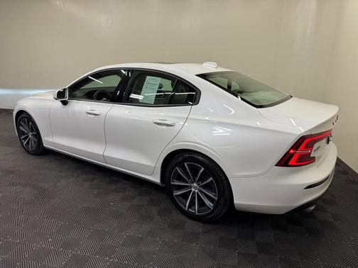 2021 Volvo S60 T6 Momentum