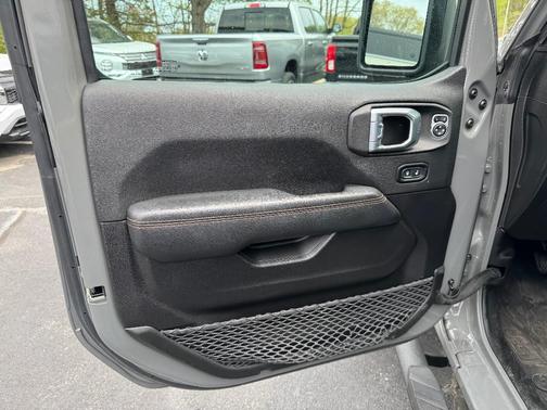 Gray 2022 Jeep Gladiator Mojave