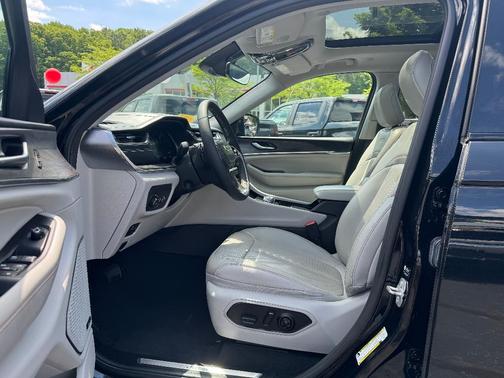 Diamond Black 2023 Jeep Grand Cherokee Overland