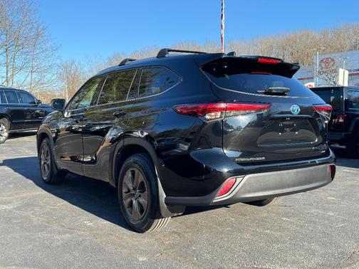 Midnight Black Metallic 2022 Toyota Highlander Hybrid Bronze Edition