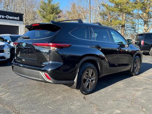 Midnight Black Metallic 2022 Toyota Highlander Hybrid Bronze Edition