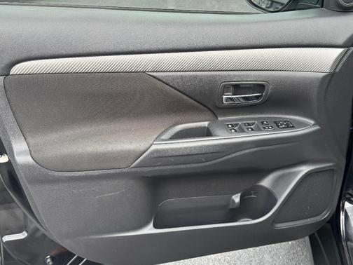 Labrador Black Metallic 2018 Mitsubishi Outlander ES