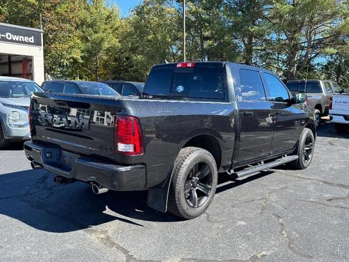 Brilliant Black Crystal Pearlcoat 2018 RAM 1500 Sport
