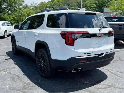 White 2023 GMC Acadia SLT
