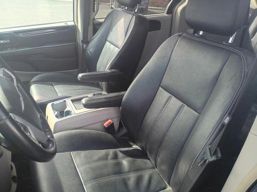 2016 Chrysler Town & Country Touring-L