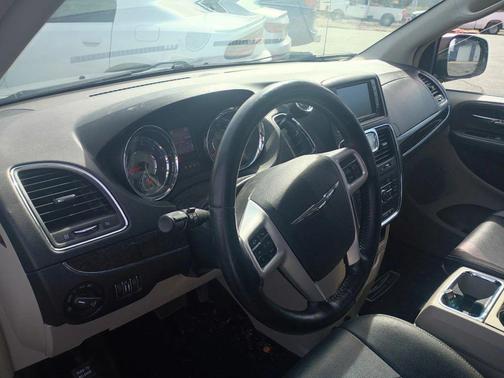 2016 Chrysler Town & Country Touring-L