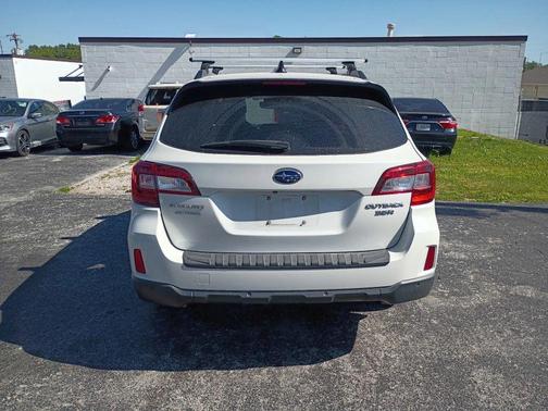 Crystal White Pearl 2017 Subaru Outback 3.6R Touring