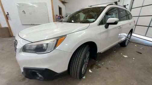 Crystal White Pearl 2017 Subaru Outback 3.6R Touring