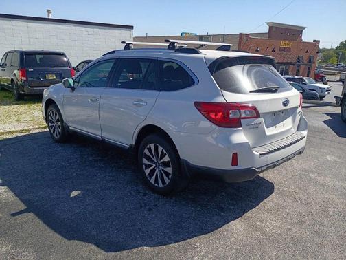 Crystal White Pearl 2017 Subaru Outback 3.6R Touring