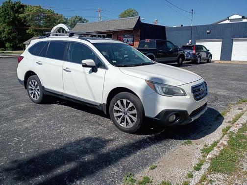 Crystal White Pearl 2017 Subaru Outback 3.6R Touring
