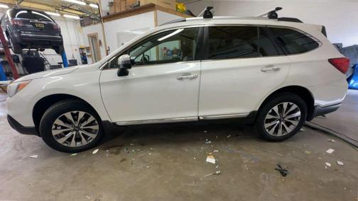 Crystal White Pearl 2017 Subaru Outback 3.6R Touring