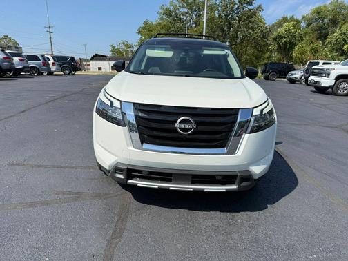 Pearl White Tricoat/Super Black 2023 Nissan Pathfinder SL 4WD