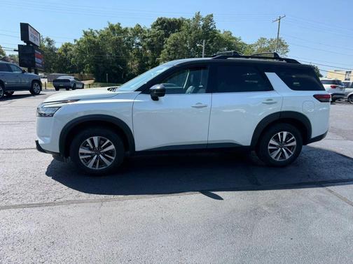 Pearl White Tricoat/Super Black 2023 Nissan Pathfinder SL 4WD