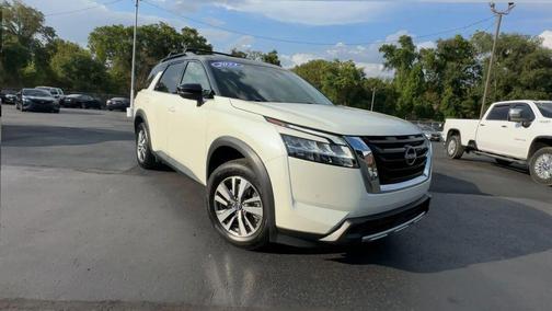 Pearl White Tricoat/Super Black 2023 Nissan Pathfinder SL 4WD
