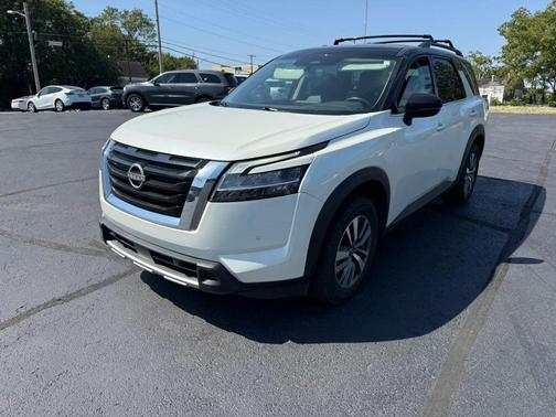 Pearl White Tricoat/Super Black 2023 Nissan Pathfinder SL 4WD