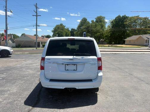 Bright White Clearcoat 2014 Chrysler Town & Country Limited
