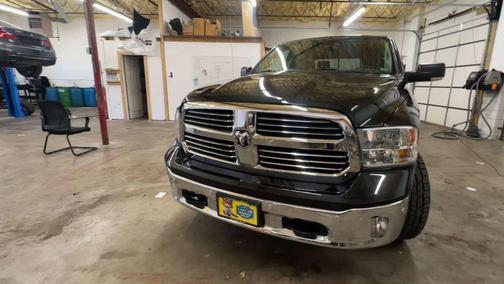 Brilliant Black Crystal Pearlcoat 2018 RAM 1500 Big Horn