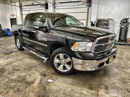 Brilliant Black Crystal Pearlcoat 2018 RAM 1500 Big Horn