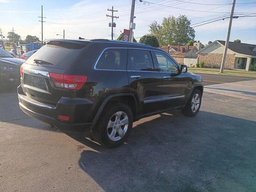Brilliant Black Crystal Pearlcoat 2011 Jeep Grand Cherokee Limited