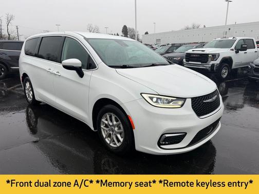 Bright White Clearcoat 2023 Chrysler Pacifica Touring L