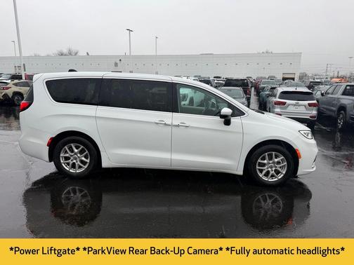 Bright White Clearcoat 2023 Chrysler Pacifica Touring L