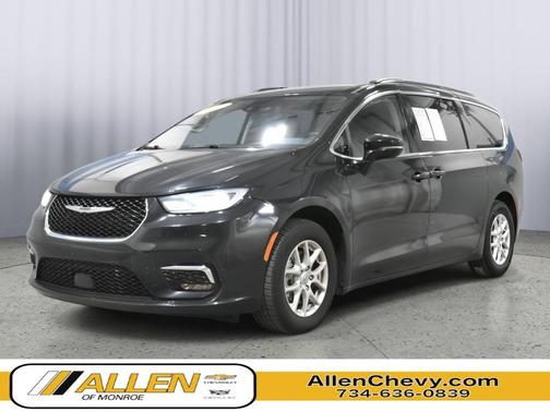 Brilliant Black Crystal Pearlcoat 2022 Chrysler Pacifica Touring L