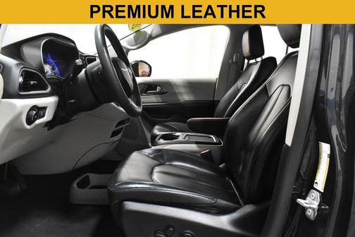 Brilliant Black Crystal Pearlcoat 2022 Chrysler Pacifica Touring L
