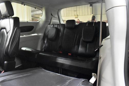 Brilliant Black Crystal Pearlcoat 2022 Chrysler Pacifica Touring L