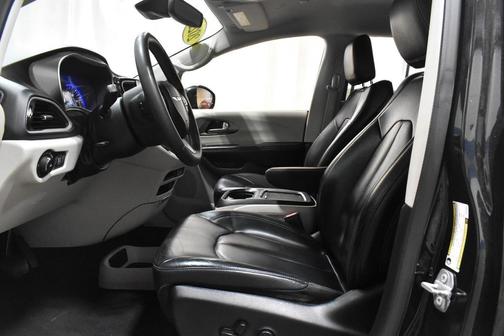 Brilliant Black Crystal Pearlcoat 2022 Chrysler Pacifica Touring L