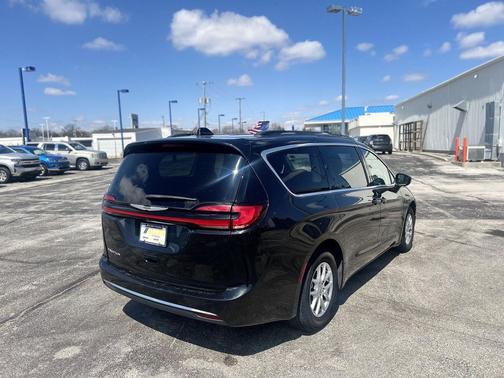 Brilliant Black Crystal Pearlcoat 2022 Chrysler Pacifica Touring L