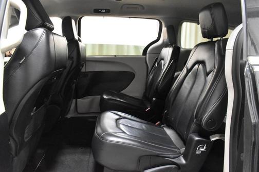 Brilliant Black Crystal Pearlcoat 2022 Chrysler Pacifica Touring L