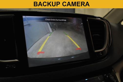Brilliant Black Crystal Pearlcoat 2022 Chrysler Pacifica Touring L