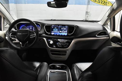 Brilliant Black Crystal Pearlcoat 2022 Chrysler Pacifica Touring L