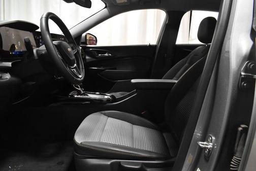 Sterling Gray Metallic 2024 Chevrolet Trax LT