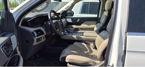 Pristine White Metallic Tri-Coat 2024 Lincoln Navigator Reserve