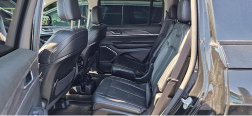Diamond Black Crystal Pearlcoat 2022 Jeep Grand Cherokee L Limited