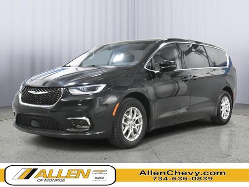 Brilliant Black Crystal Pearlcoat 2023 Chrysler Pacifica Touring L